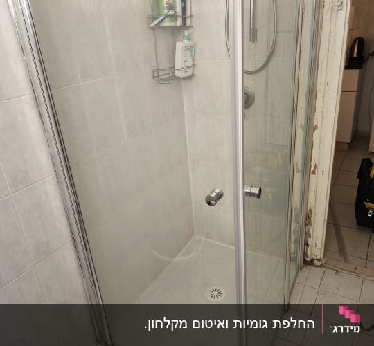 מקלחון עם מדף מוצרים, ראש מקלחת ודלת זכוכית